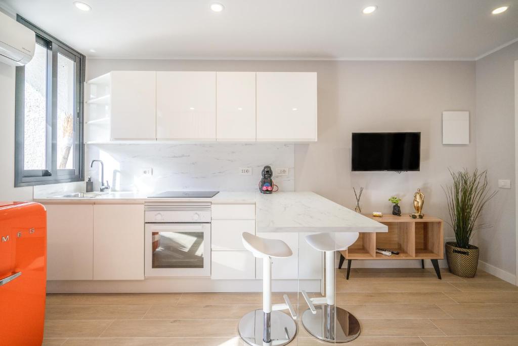 A kitchen or kitchenette at The Little Jewel with Ocean View - Las Americas