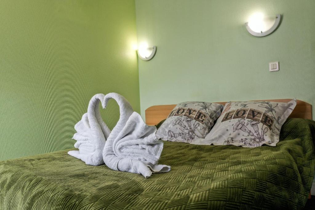 Postel nebo postele na pokoji v ubytování Hôtel Le Pommeil