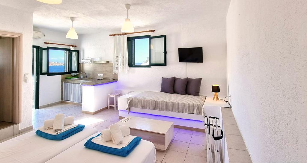 TV a/nebo společenská místnost v ubytování Pahivouni Studios & Suites