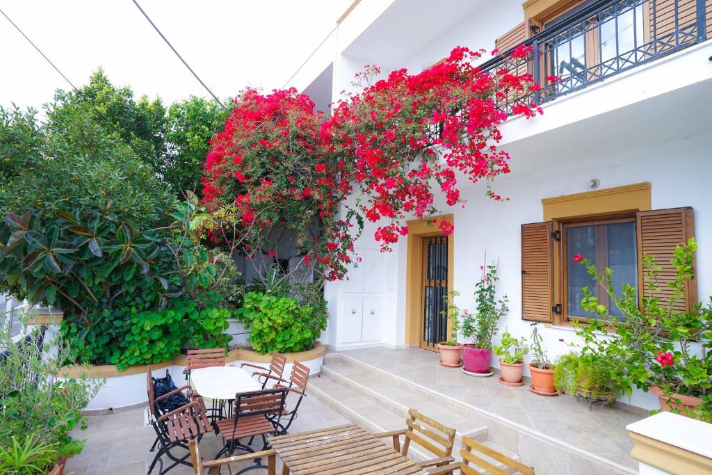 Fira Central Apartments with Veranda - 7