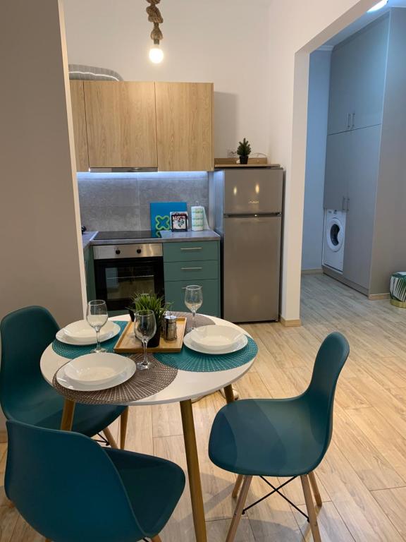 Kuchyňa alebo kuchynka v ubytovaní Marina Alkamenous apartment