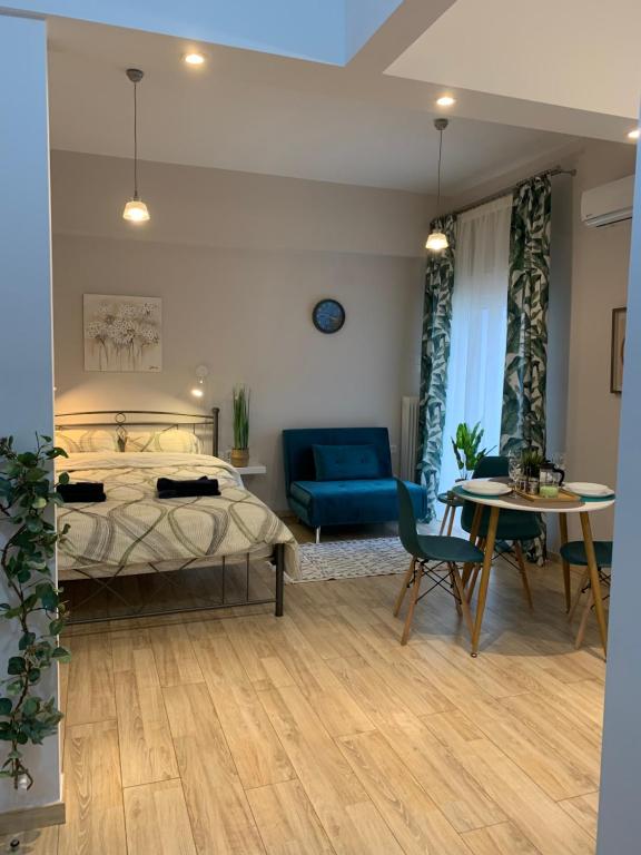 ein Schlafzimmer mit einem Bett, einem Tisch und einem Sofa in der Unterkunft Marina Alkamenous apartment in Athen