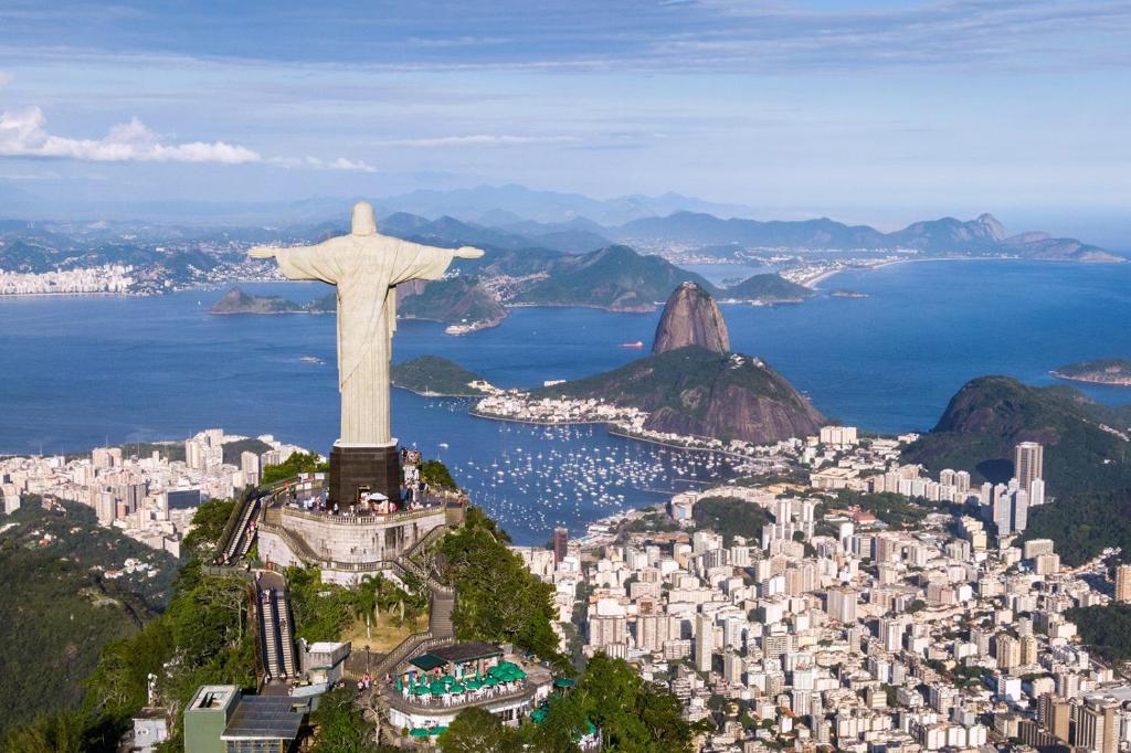 Una vista de la estatua del Cristo Redentor en Río en Studio em Copacabana, 100m do mar, en Río de Janeiro