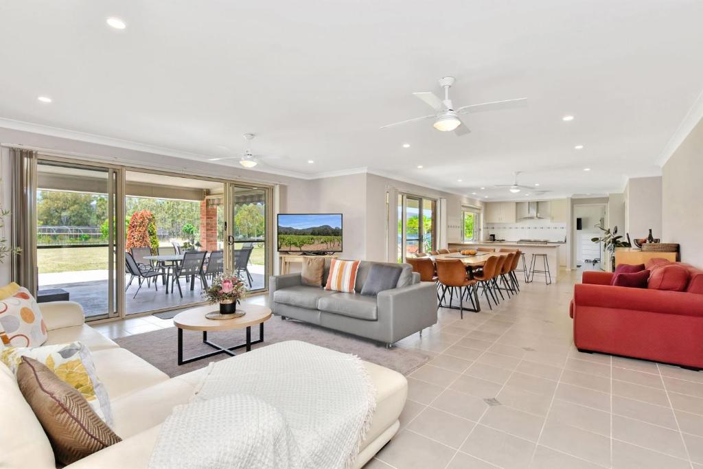 un soggiorno con divani e una sala da pranzo di Marignano Country Homestead a Broke