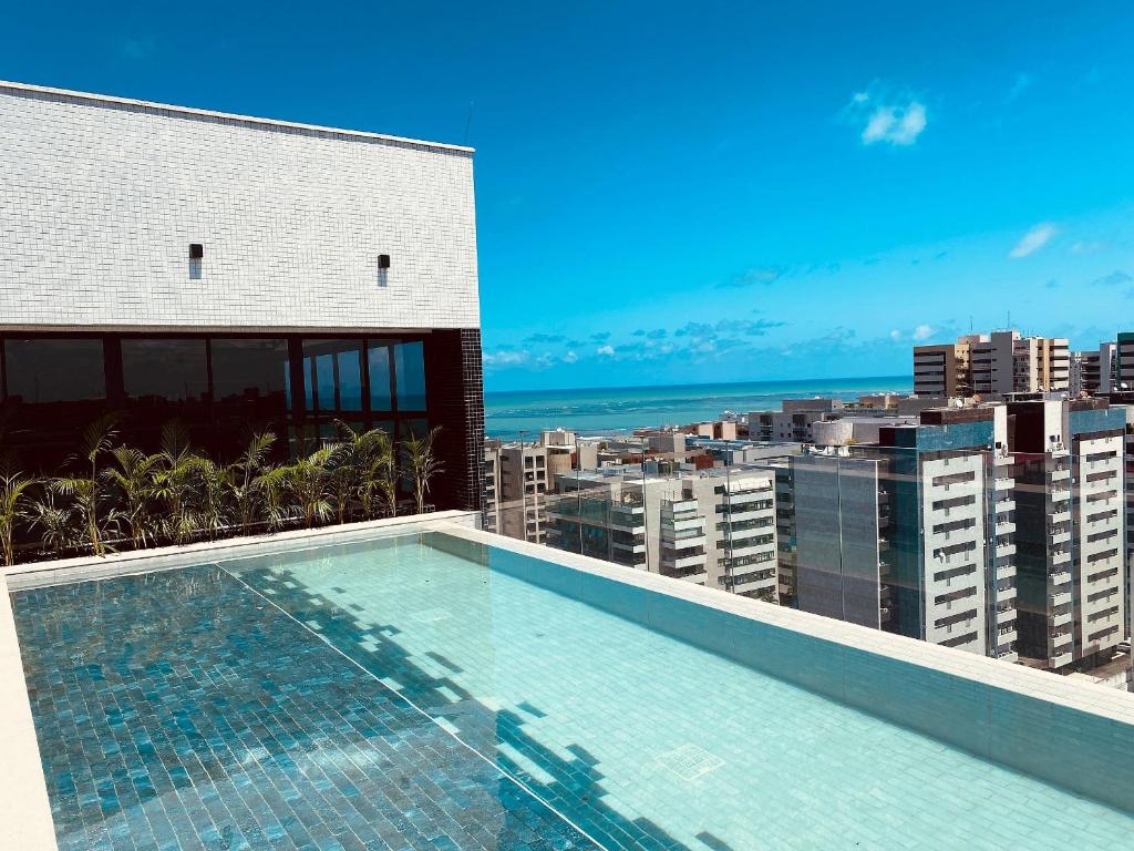 uma piscina no telhado de um edifício em Edifício SKY Apto 810 - ER Hospedagens em Maceió