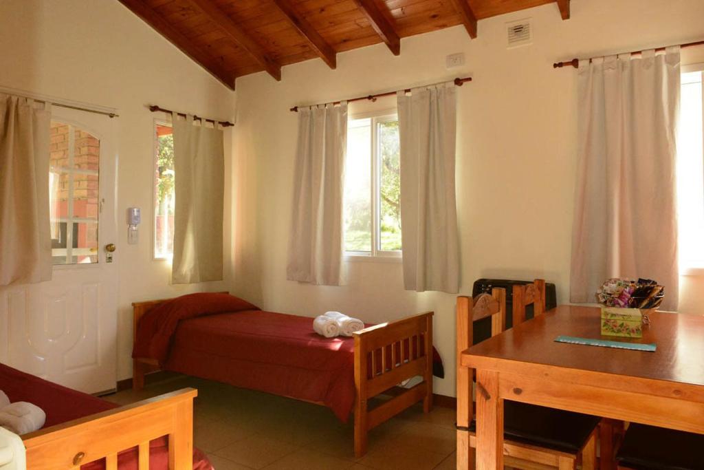 Corazon de Montaña في ميرلو: غرفة معيشة بها أريكة وطاولة