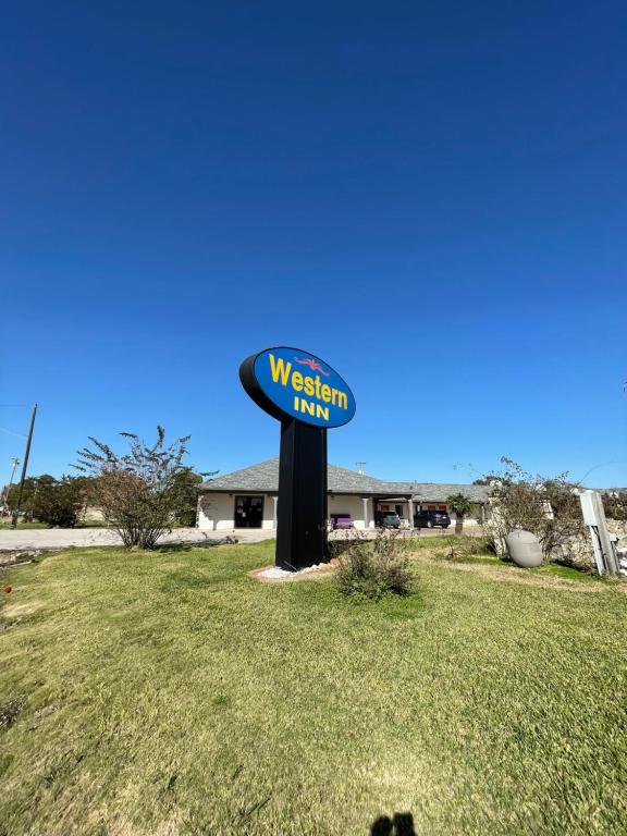 una señal para una posada Weston en un patio en Western Inn, en West Columbia