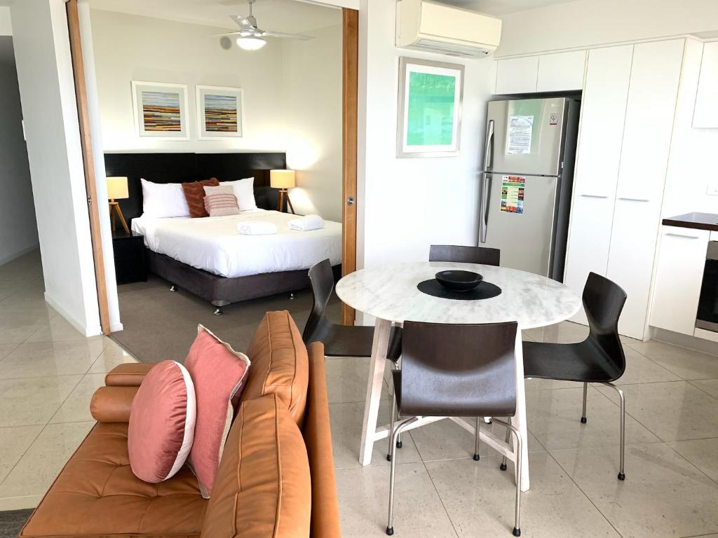 Postel nebo postele na pokoji v ubytování Oshen Holiday Apartments Yeppoon