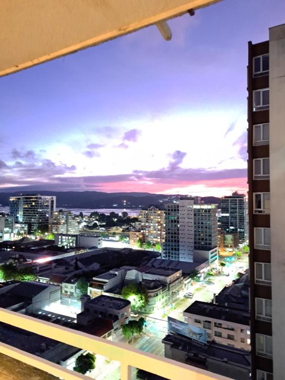 Blick auf die Stadt in der Nacht von einem Gebäude in der Unterkunft Céntrico y cómodo departamento in Concepción