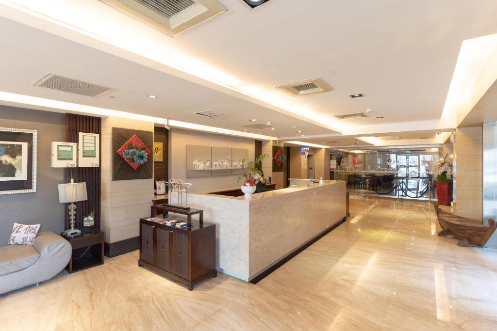 a lobby of a hotel with a reception counter at Unique Hotel in Hualien City