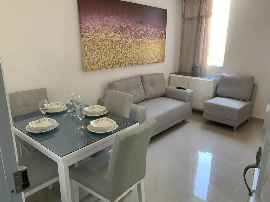 een woonkamer met een tafel en een bank bij Apto nuevo, amoblado sector tranquilo, buen precio in Barranquilla