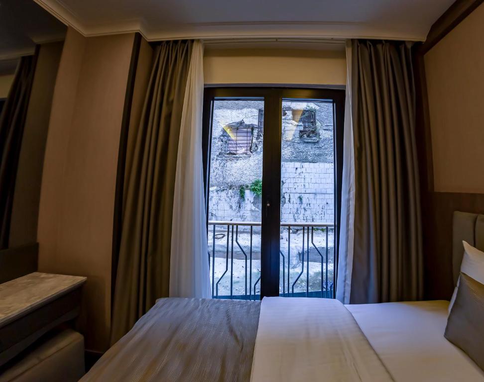 Postel nebo postele na pokoji v ubytování Hamitbey Hotel Yenikapı