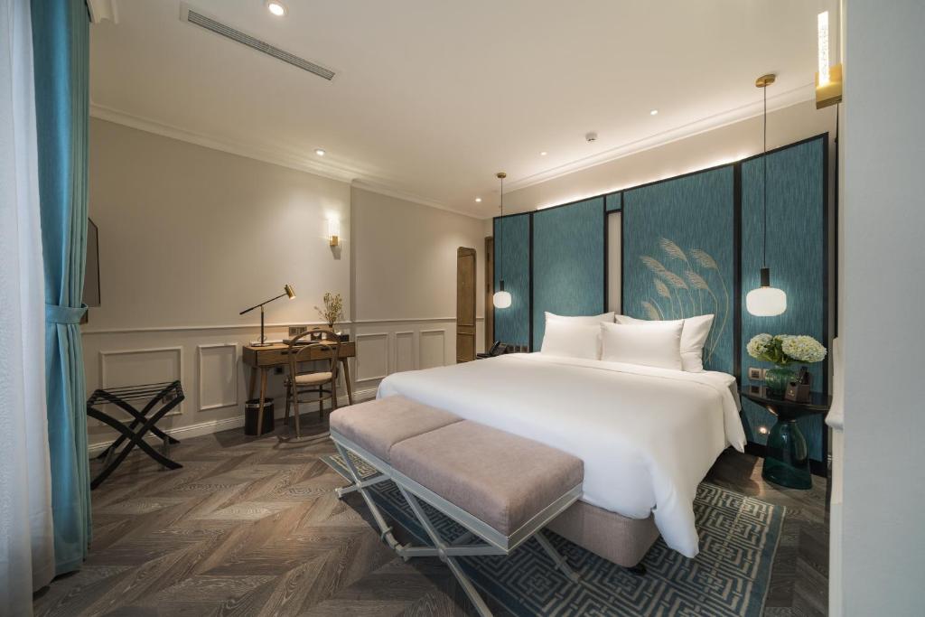 Postel nebo postele na pokoji v ubytování La Passion Hanoi Hotel & Spa