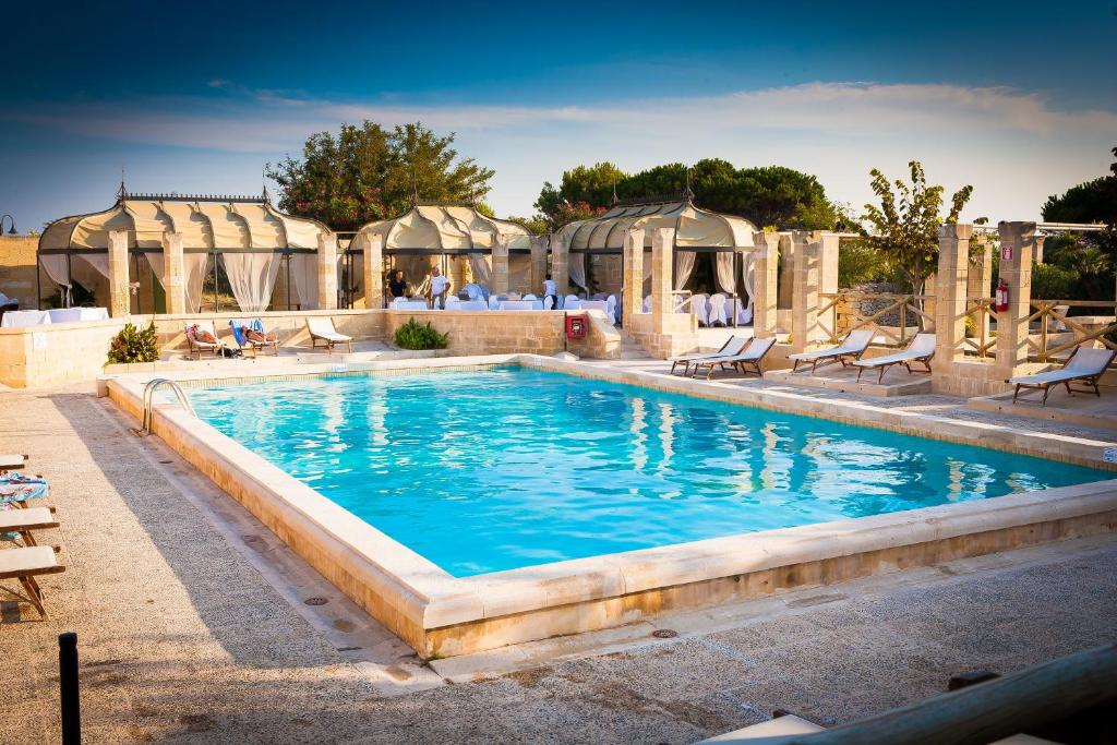 Bazén v ubytování Le Cale D'Otranto Beach Resort nebo v jeho okolí