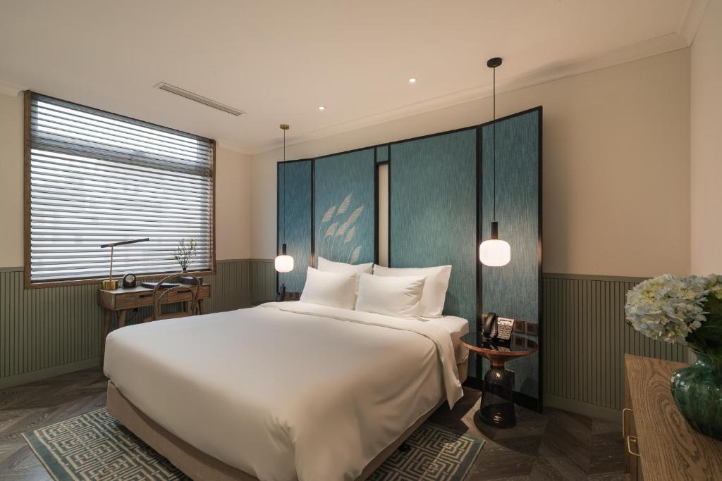Postel nebo postele na pokoji v ubytování La Passion Hanoi Hotel & Spa