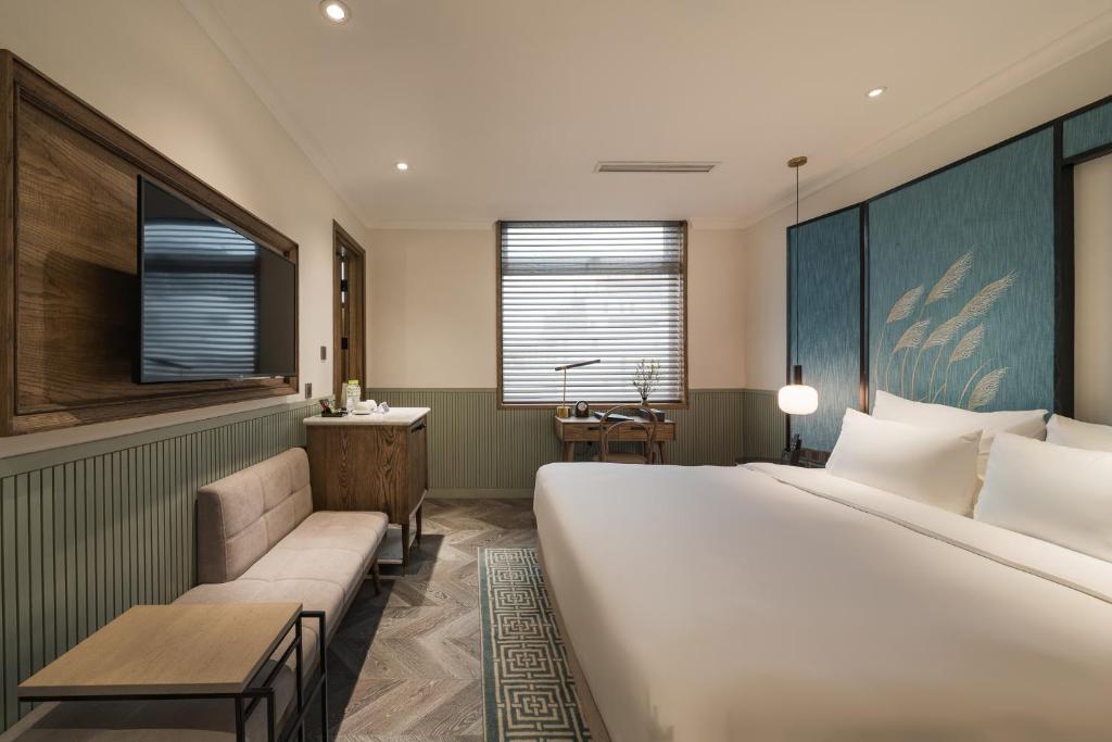 La Passion Hanoi Hotel & Spa - Deluxe King Room