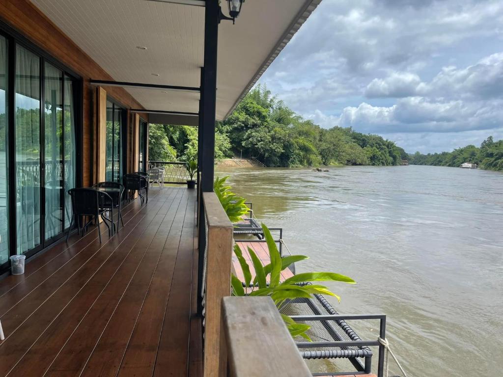 ein Haus auf einem Boot auf einem Fluss in der Unterkunft Rimwang The River Life in Sai Yok