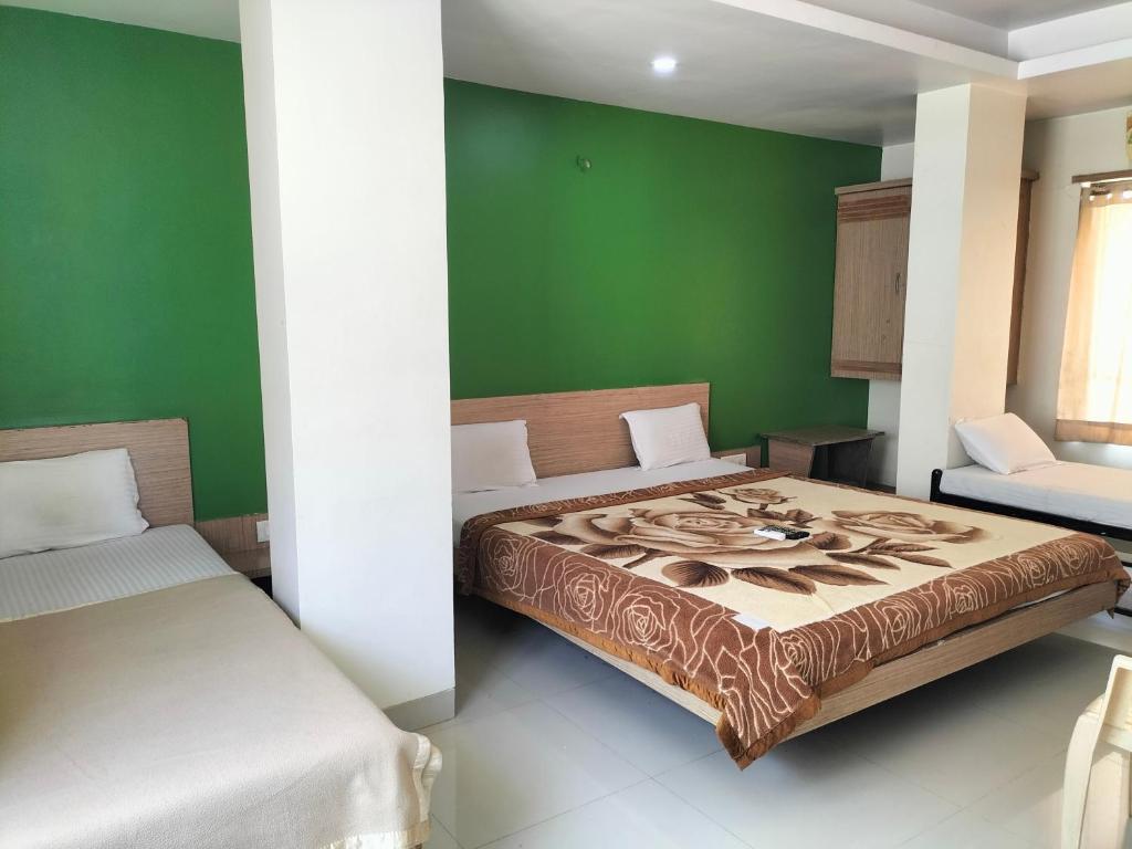 Postel nebo postele na pokoji v ubytování HOTEL SAI SURYA