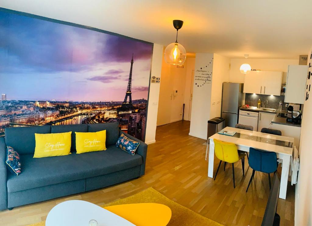 sala de estar con sofá y cocina en Luxurious Apartment Private Parking 25 MN to Paris en Yerres