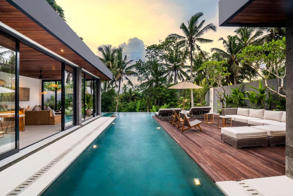 een overloopzwembad in een huis met een villa bij Villa Livia by BaliSuperHost in Ubud