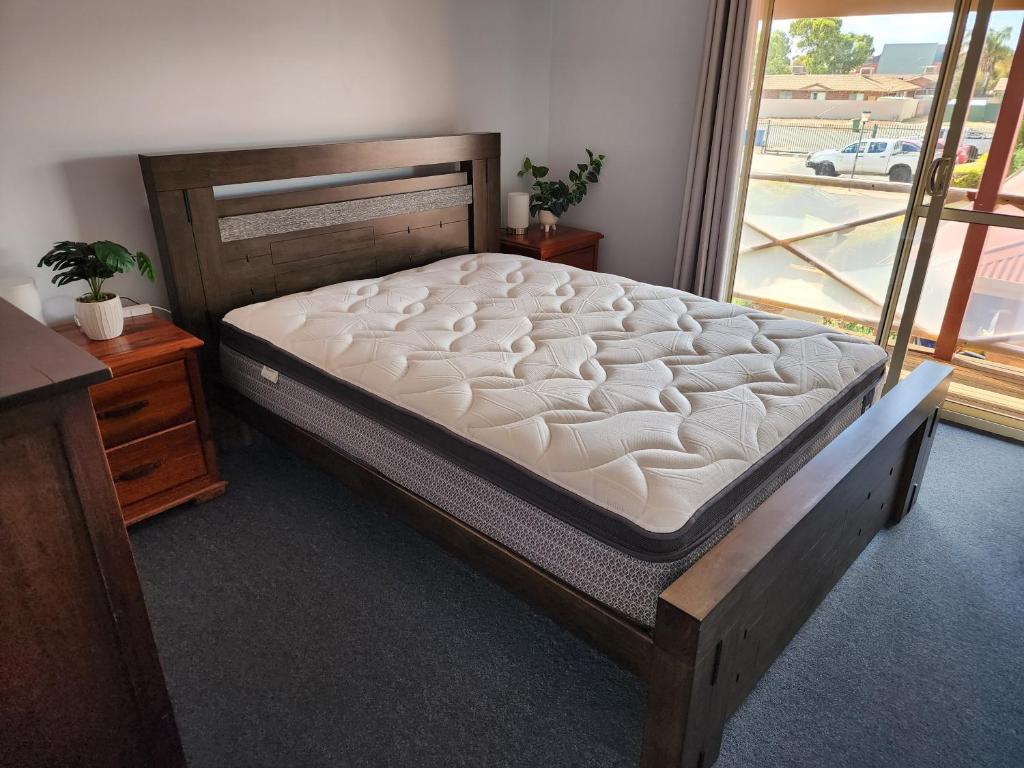 Postel nebo postele na pokoji v ubytování Cosy 2 bedroom Unit in a secure gated complex