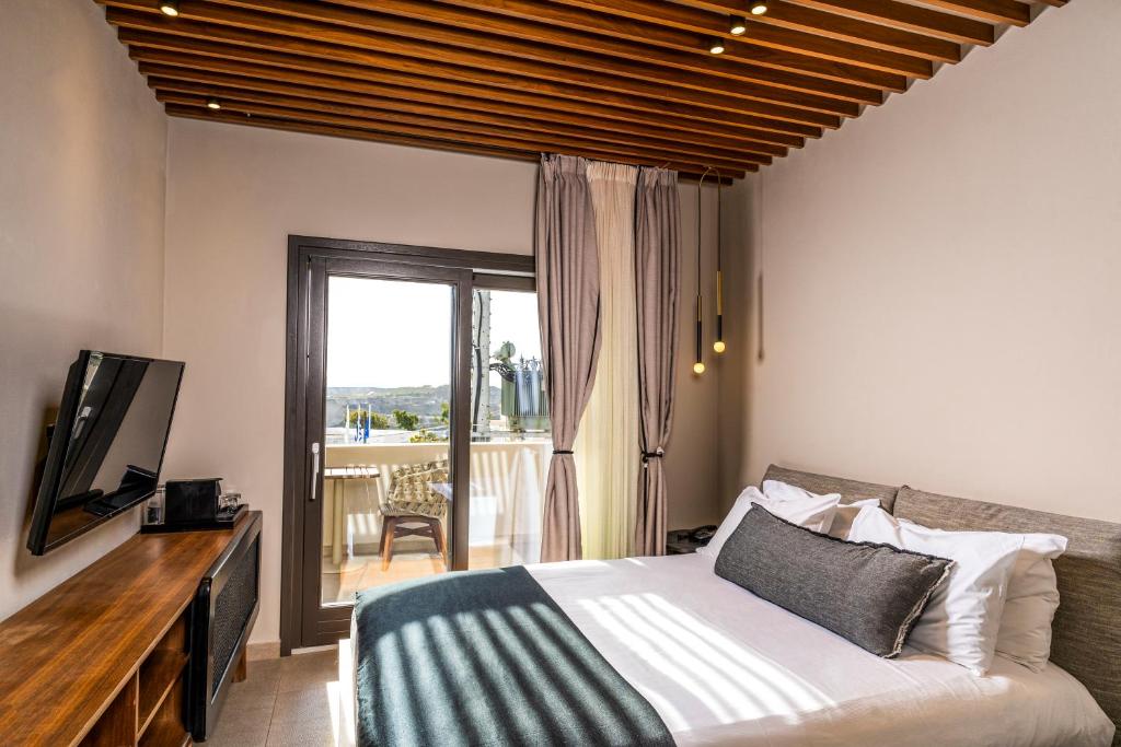 Postel nebo postele na pokoji v ubytování Uma Ray Suites