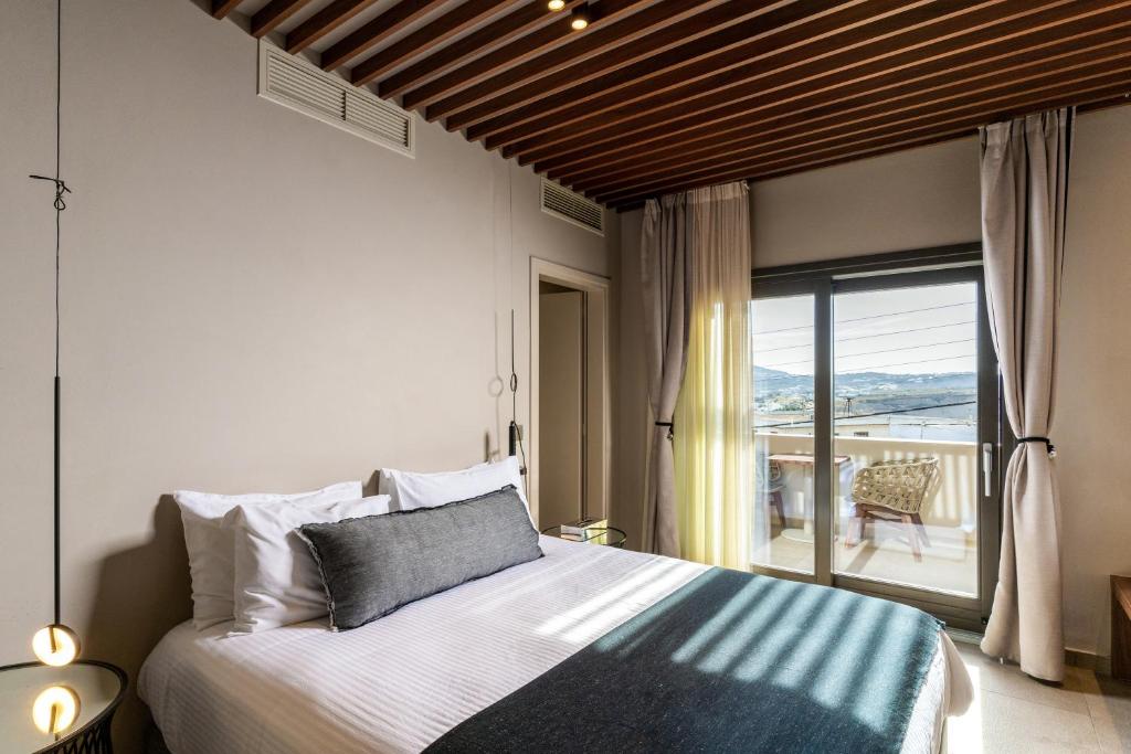Postel nebo postele na pokoji v ubytování Uma Ray Suites