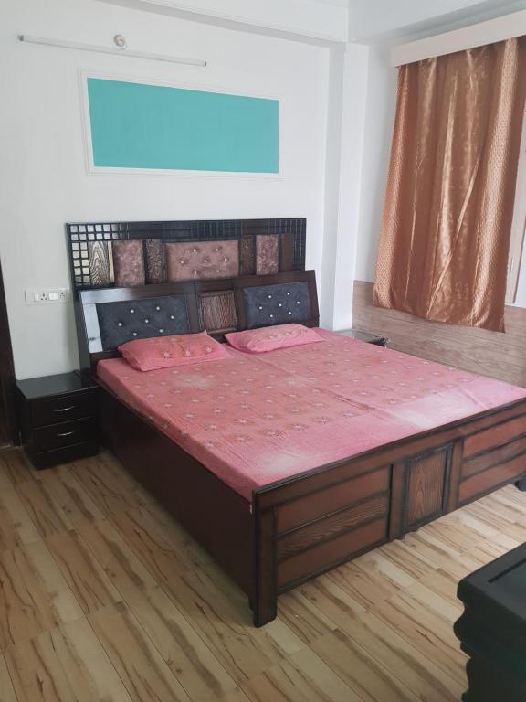 En eller flere senger på et rom på Chauhan Homestay