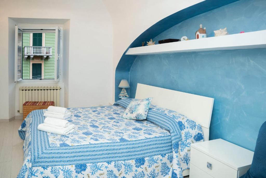 una camera blu con un letto con una parete blu di 063 - Casa del Corso, Centrale 200m dal mare e spiaggia a Sestri Levante