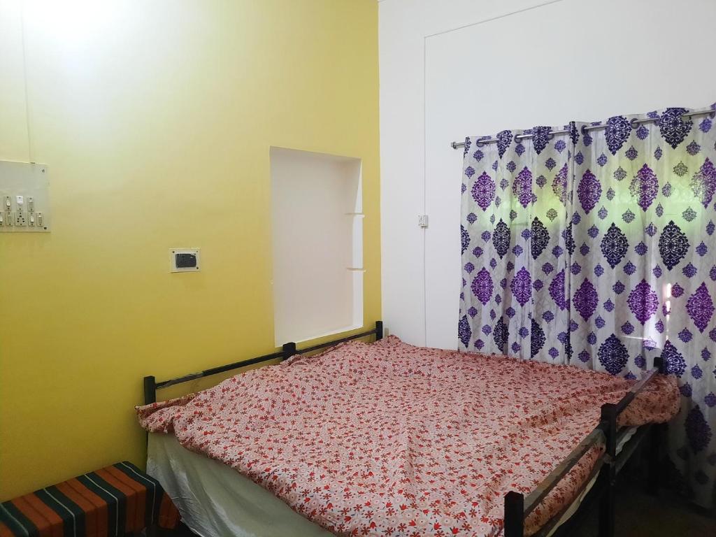 sypialnia z łóżkiem z oknem i zasłoną w obiekcie Dden Vennell 2-homestay close to Metro w mieście Kolkata