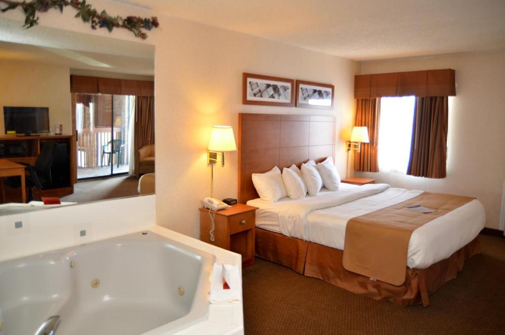 Baymont by Wyndham Port Huron - Suite Deluxe King