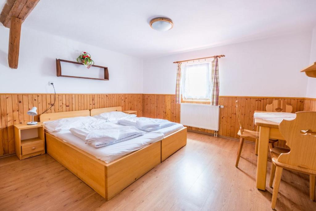 Postel nebo postele na pokoji v ubytování Penzion Černý vlk