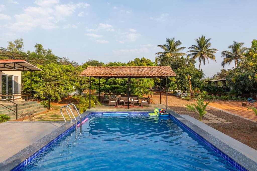 SaffronStays Apricus Farm, Karjat - Villa Avec Piscine Privée
