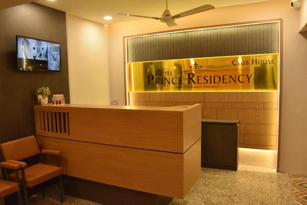 vestíbulo de un establecimiento privado con recepción en PRINCE RESIDENCY CLUB HOUSE, en Jamnagar