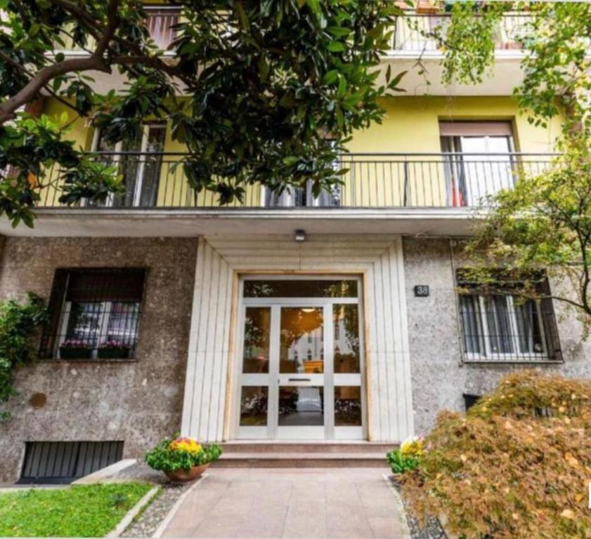 um edifício com uma porta e uma varanda em Elegante appartamento in zona Tortona-Solari em Milão