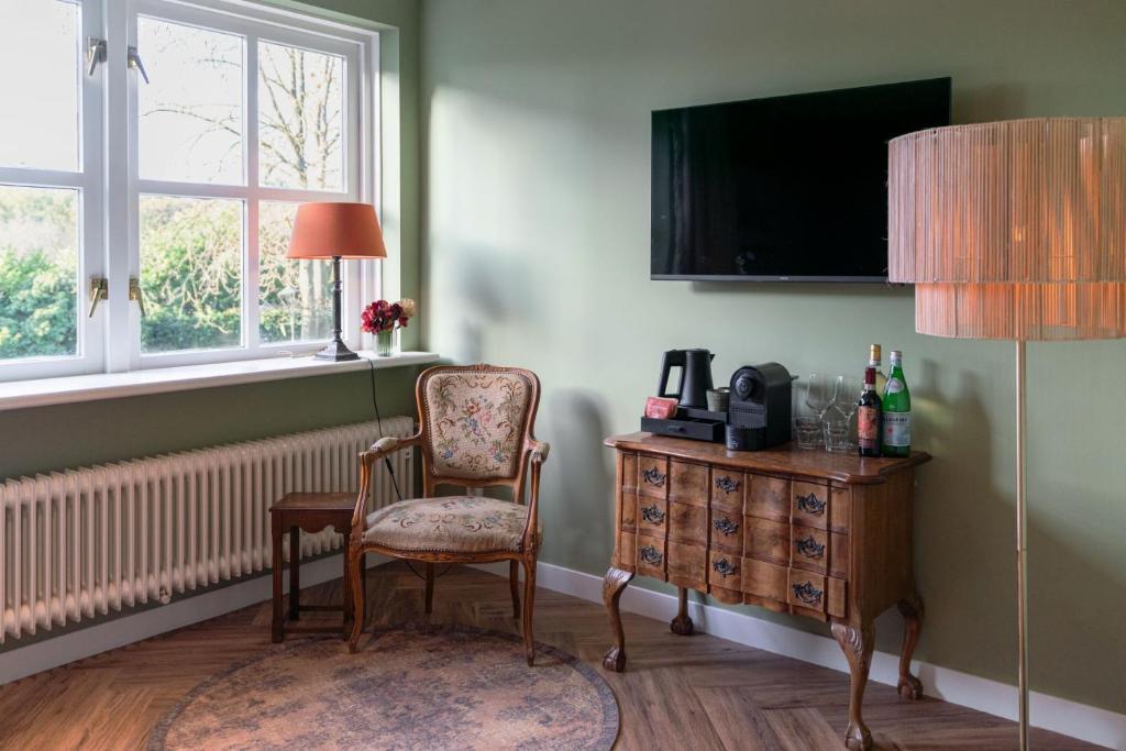 Příslušenství pro přípravu čaje a kávy v ubytování Boetiekhotel De Kastanjehof