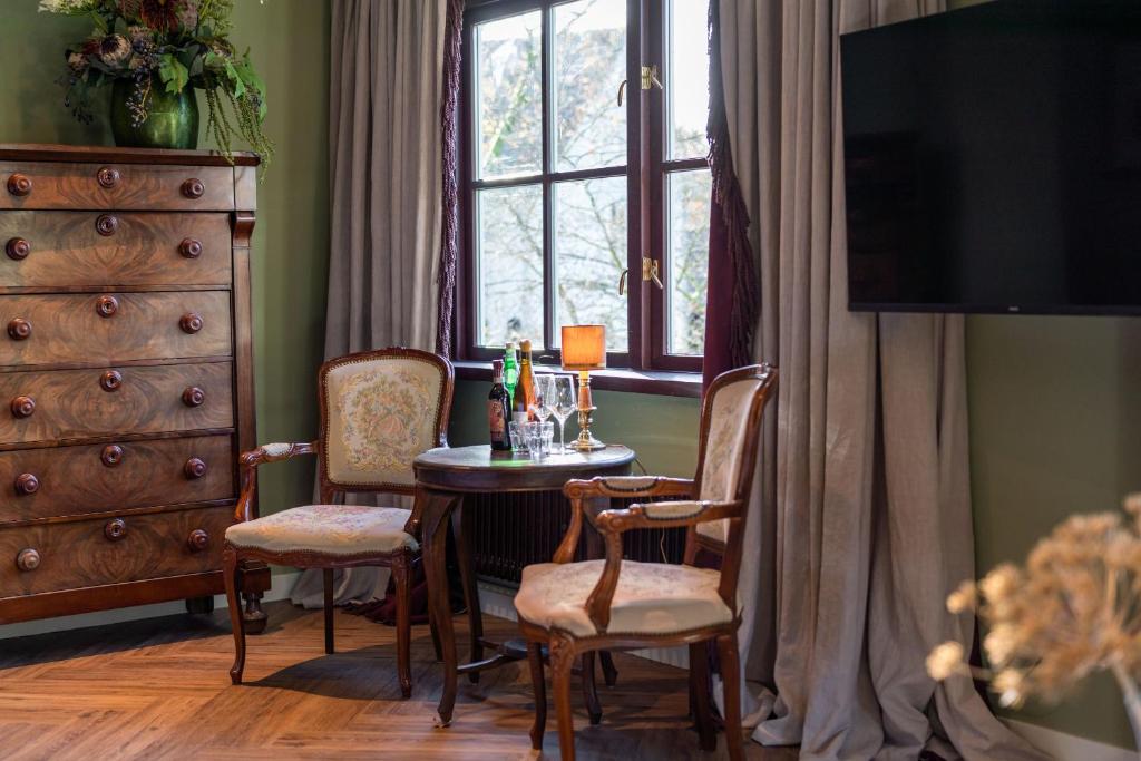 TV a/nebo společenská místnost v ubytování Boetiekhotel De Kastanjehof