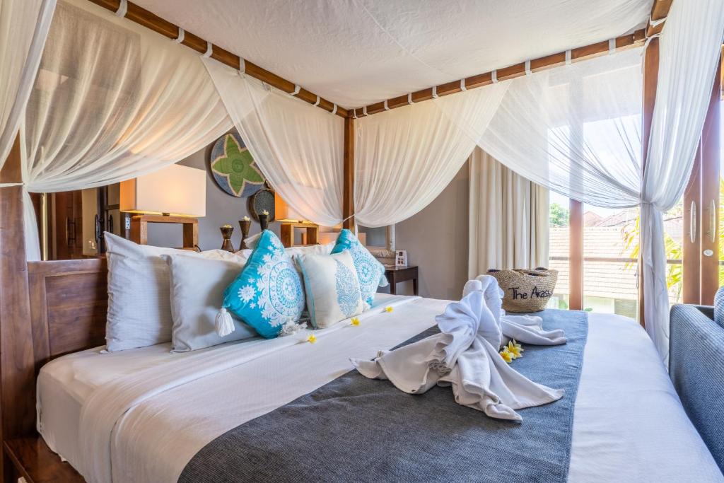 Postel nebo postele na pokoji v ubytování The Akasha Seminyak Bali Luxury Villas