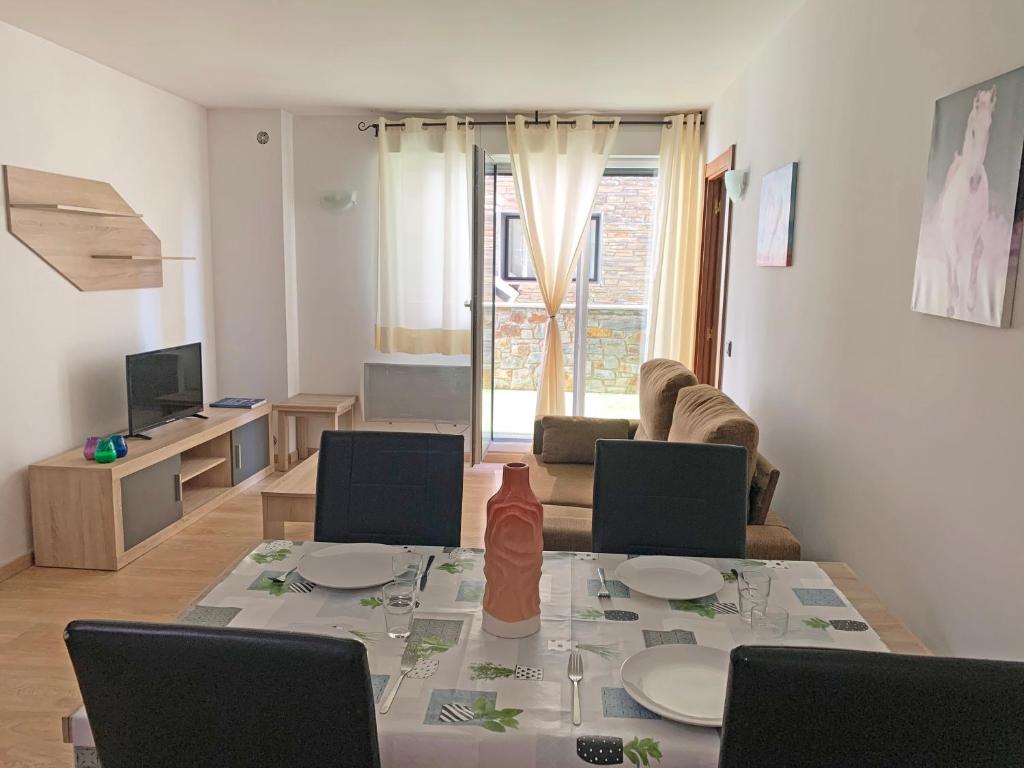 TV a/nebo společenská místnost v ubytování Apartamentos Araco 3000