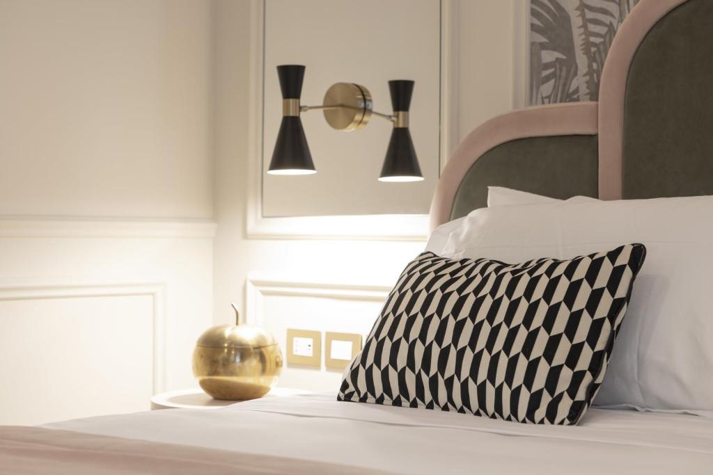A bed or beds in a room at Hotel La Gemma
