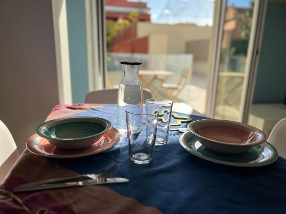 un tavolo con due piatti e un vaso sopra di Per Antiqua Itinere a Ostia Antica