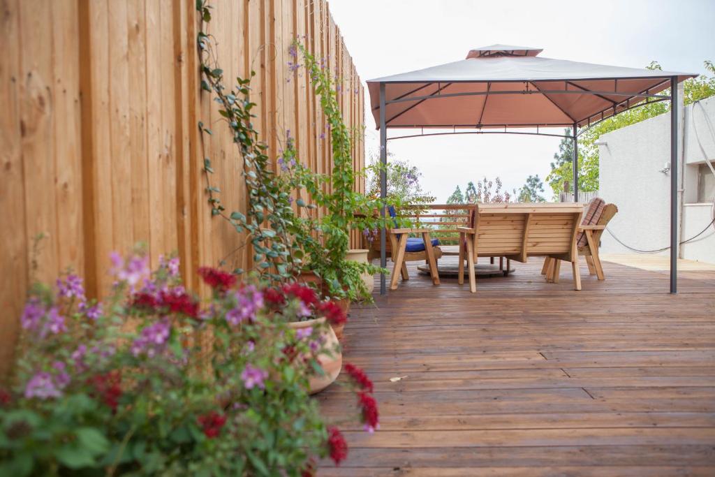 Patio o area all'aperto di Connected Guest House