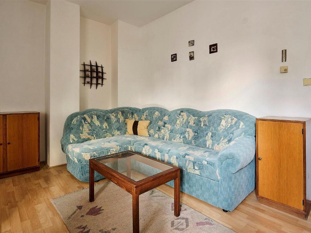 salon z niebieską kanapą i stołem w obiekcie Apartment Klondajk by Interhome w mieście Harrachov