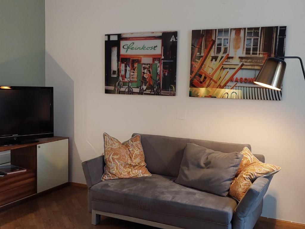 Μια τηλεόραση ή/και κέντρο ψυχαγωγίας στο Apartment Inner City by Interhome