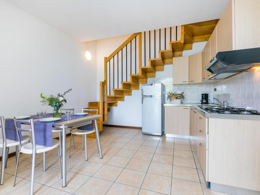 A kitchen or kitchenette at Apartment Robinia-Pinetine-2 by Interhome