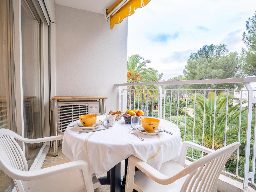 a table with a bowl of fruit on a balcony at Studio Résidence Le Boréal-1 by Interhome in Saint-Raphaël