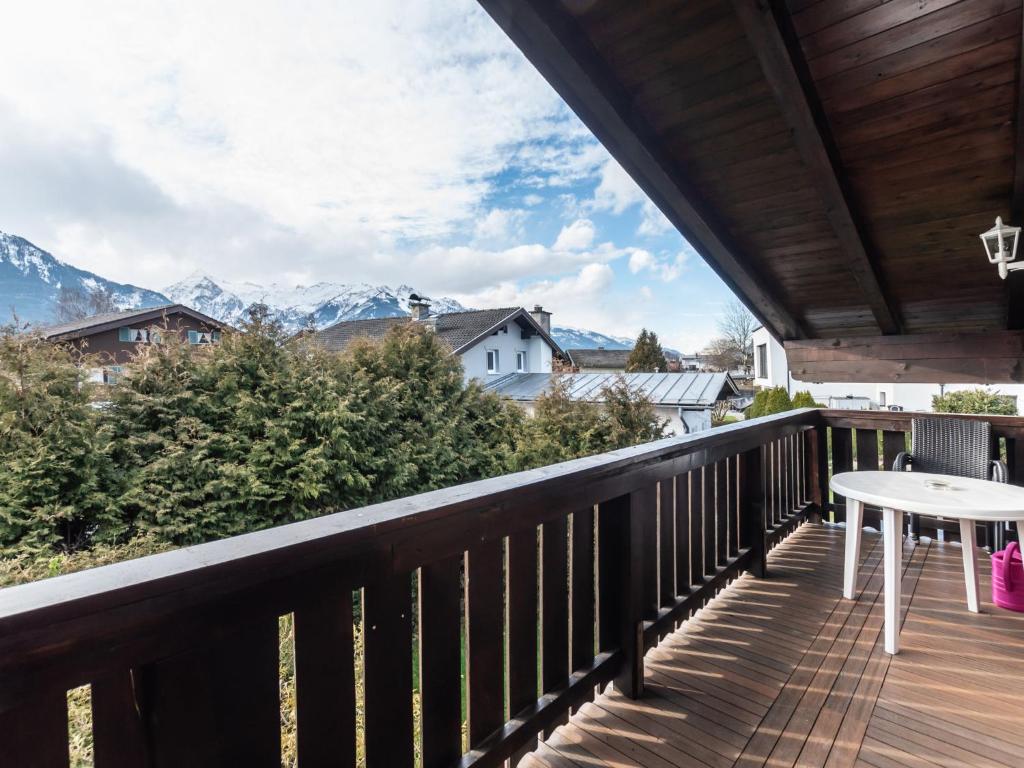 d'un balcon avec une table et une vue sur les montagnes. dans l'établissement Apartment Alpenchalets - ZSE203 by Interhome, à Zell am See