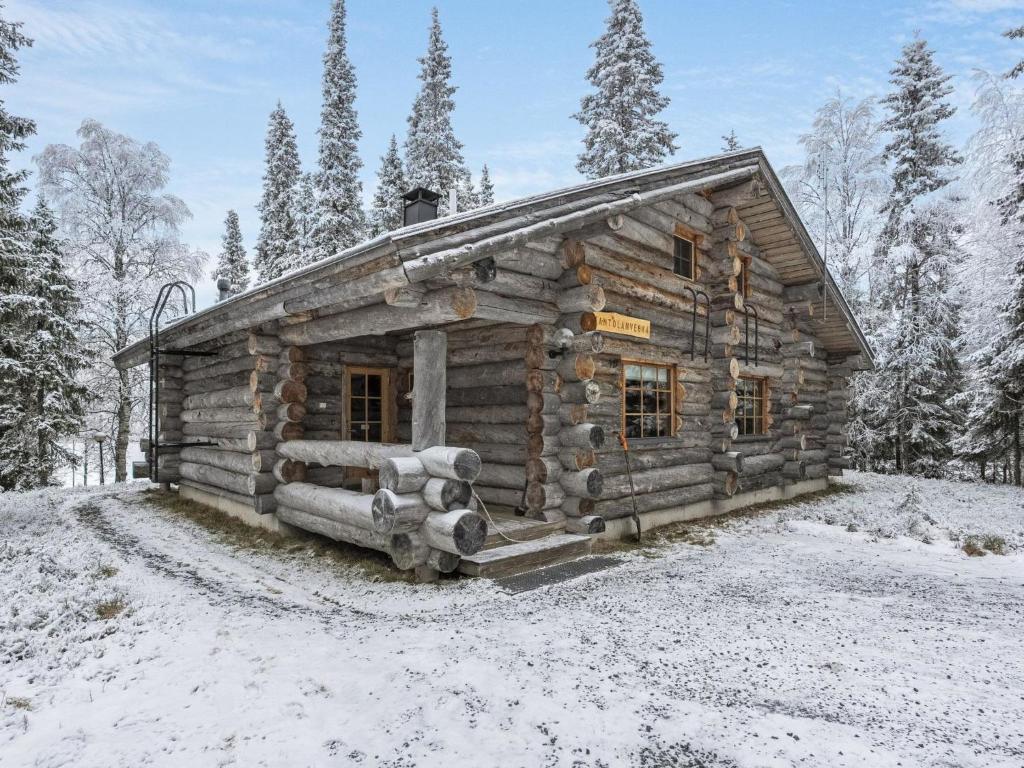 ルカにあるHoliday Home Kantolan veska by Interhomeの雪の中の木々の丸太小屋