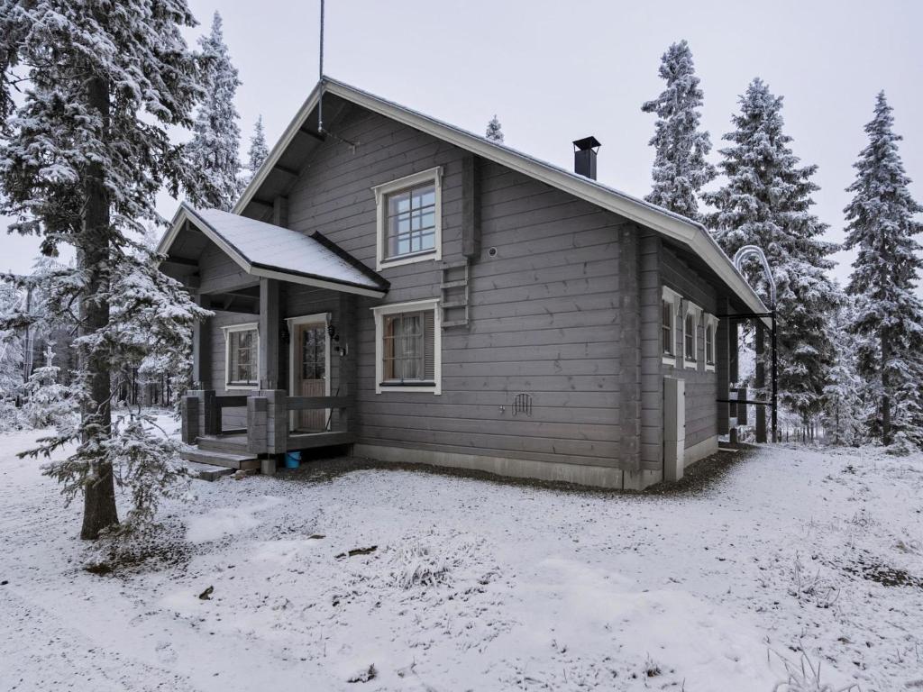 eine kleine Hütte im Schnee mit Bäumen in der Unterkunft Holiday Home Ihtingin koskikara by Interhome in Ruka