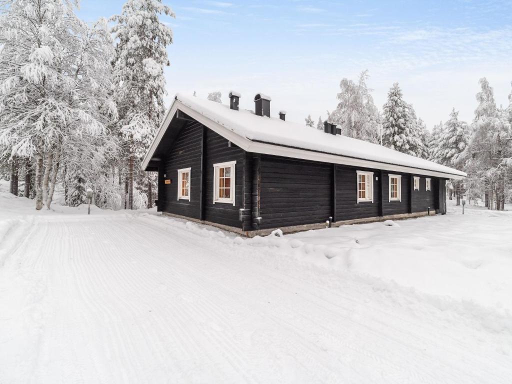 ユッラスヤルヴィにあるHoliday Home Lomaylläs h105 - pistopolku 2a by Interhomeの雪の中の木々の丸太小屋